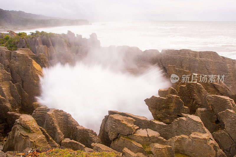 在Punakaiki 5号，煎饼岩气孔